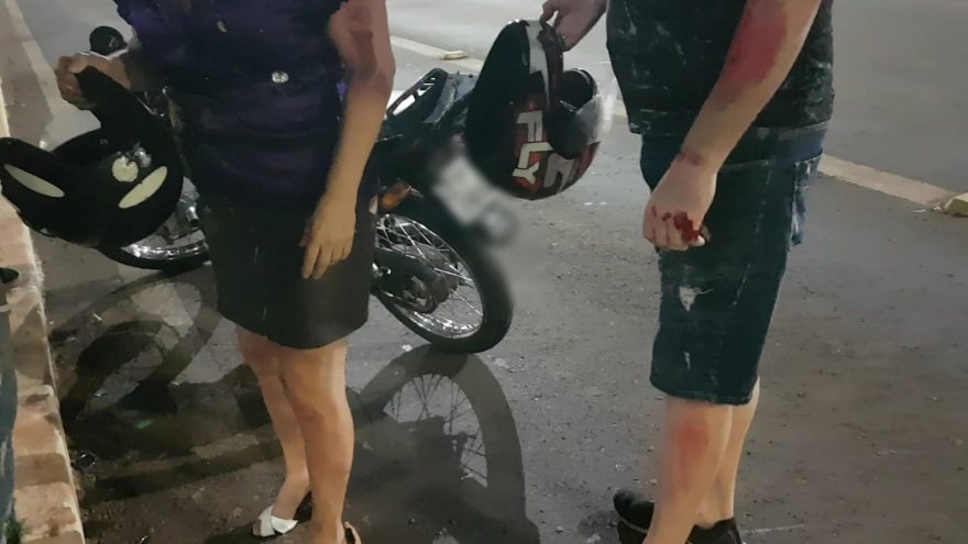 Casal fica ferido ao sofrer queda de motocicleta no Centro