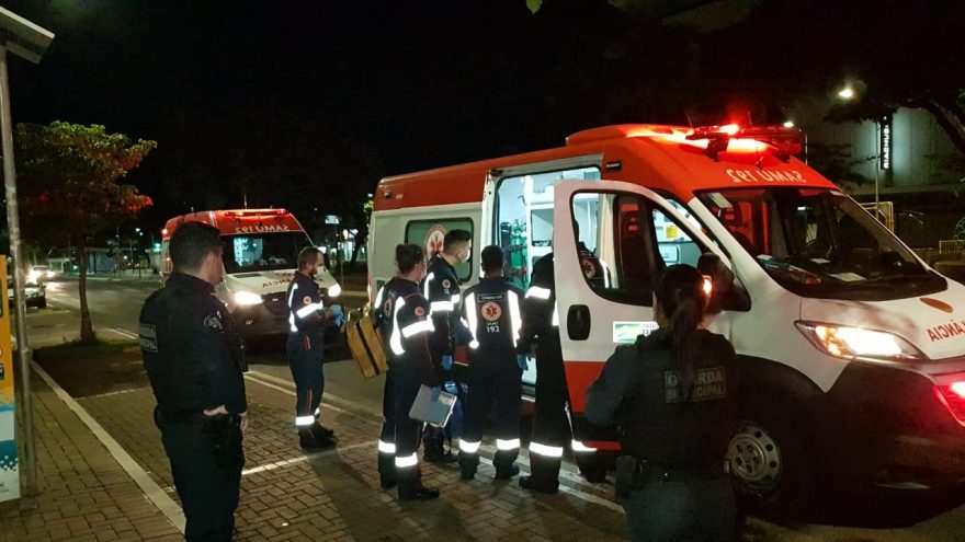 Andarilho engole pedras de crack e entra em surto no Centro; SAMU e GM prestam apoio
