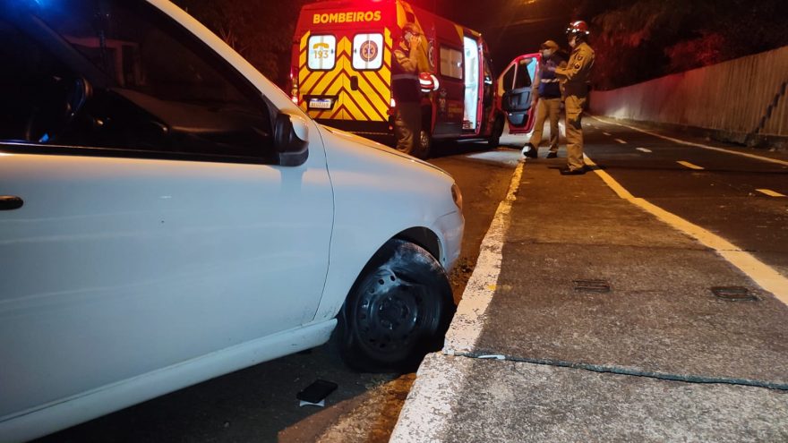 Condutor perde o controle de veículo ao desviar de gato e bate no meio fio; casal foi socorrido pelo Siate