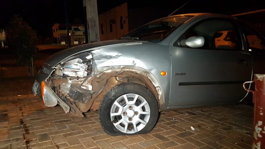 Condutor colide Astra em veículo que estava estacionado no Cascavel Velho e se evade do local