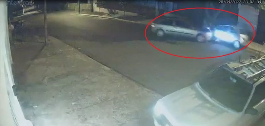 Câmera flagra Astra colidindo violentamente com Ka estacionado no Cascavel Velho; condutor se evadiu do local