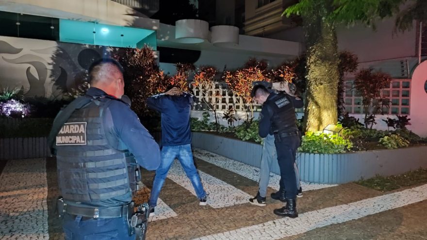 Vigilante visualiza suspeitos supostamente tentando invadir colégio no Centro e aciona a GM