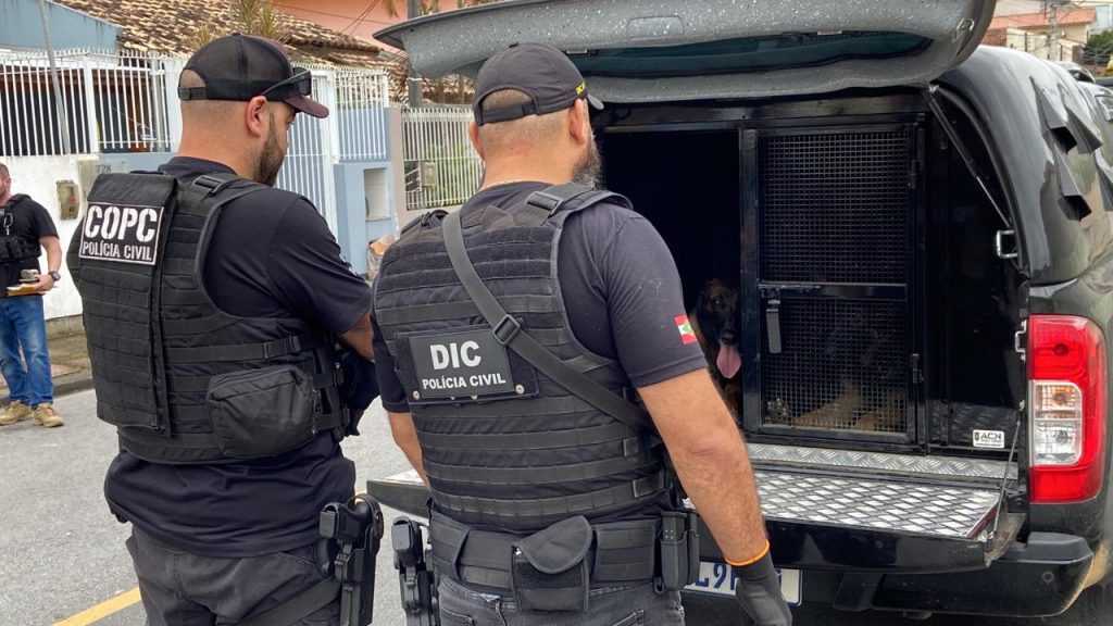 Polícia Civil cumpre oito mandados de busca em Florianópolis e em São José e faz prisão por tráfico de drogas