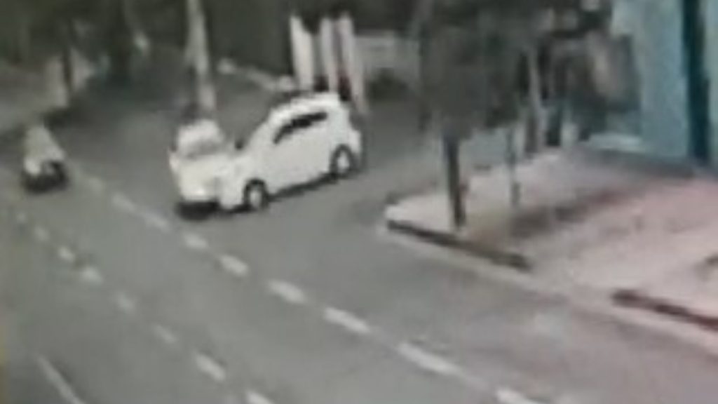 Veja imagens: Forte colisão de trânsito deixa duas pessoas feridas