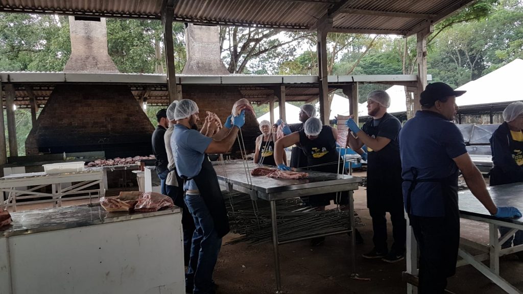Trabalhos seguem a todo vapor para a preparação do maior churrasco do Brasil “Carne suculenta, bem gostosa e assada”