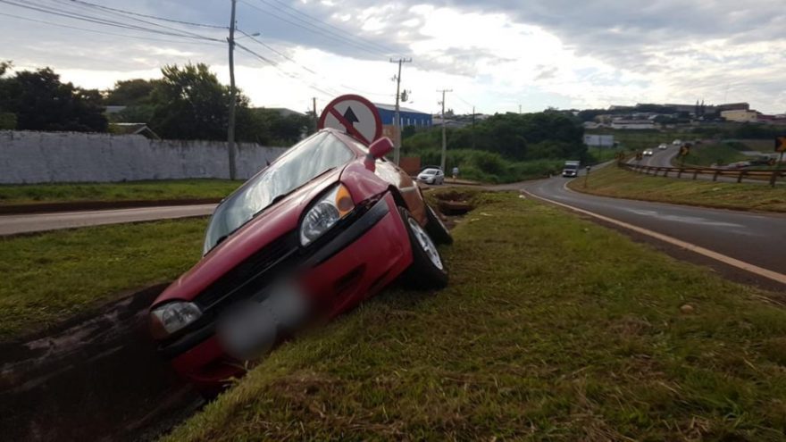 Veículo Fiesta cai na canaleta da BR-277 em Cascavel; condutor deixou no local