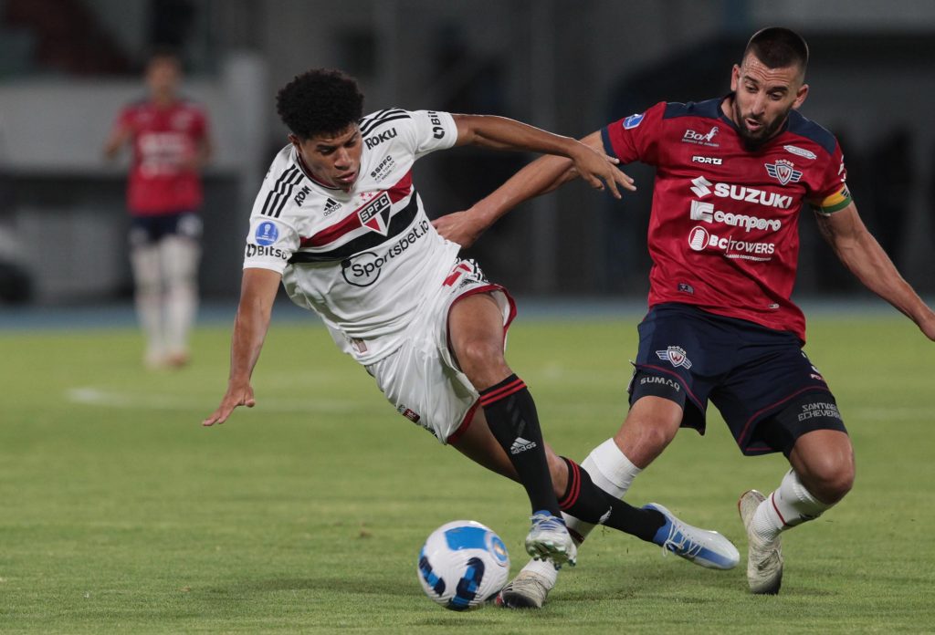 Gabriel Sara passará por cirurgia no tornozelo direito