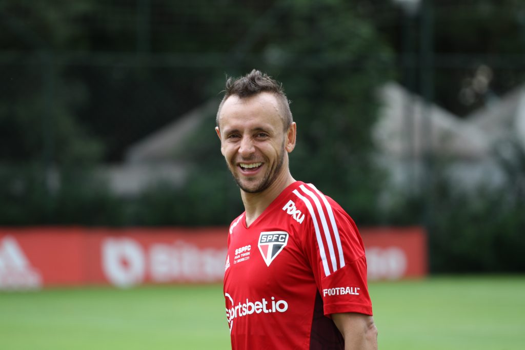 Elenco se reapresenta com o novo uniforme de treino