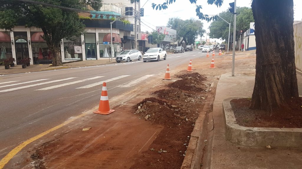 Mudança na Rua Barão do Cerro Azul com a Rua Erechim afeta local da parada de ônibus, confira