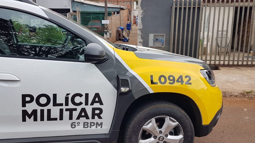 Jovem em surto soca janela, corta a mão e é socorrido pelo Siate