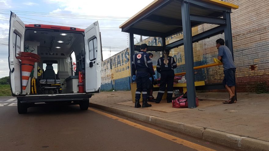 Mulher atropelada ontem na marginal da BR-277 fica deitada em ponto de ônibus até ser atendida hoje