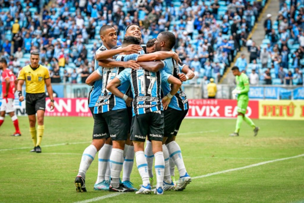 Grêmio vence CRB e assume liderança do Brasileirão 