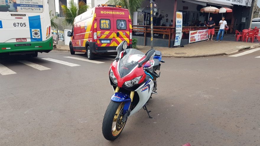 Motociclista fica ferido após bater contra ônibus na Rua Souza Naves