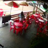 Imagem referente a Vídeo impressionante: Motociclista quase é atropelado por ônibus em acidente no Parque São Paulo