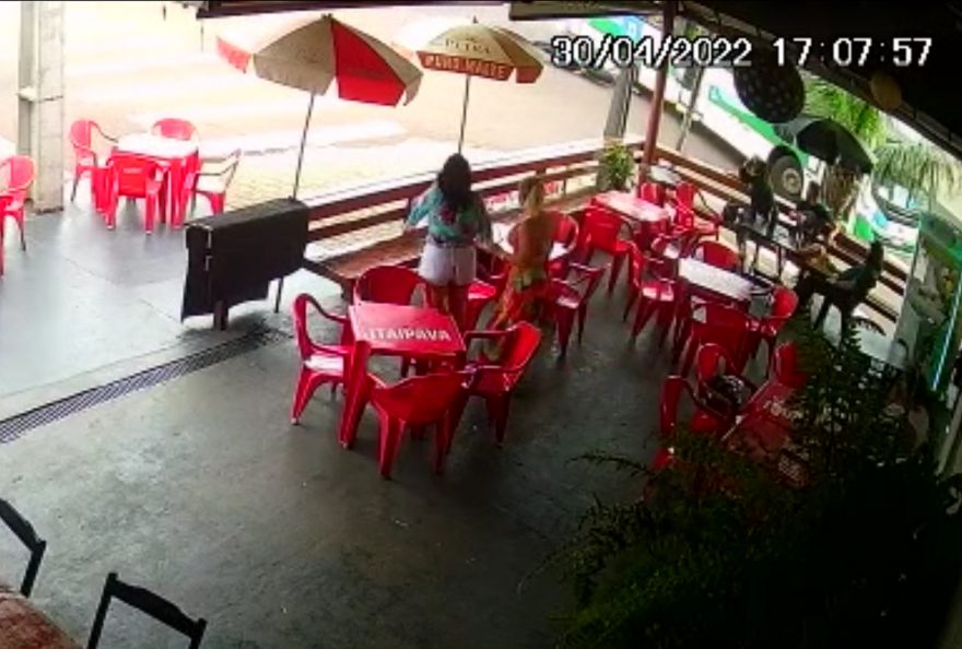Vídeo impressionante: Motociclista quase é atropelado por ônibus em acidente no Parque São Paulo