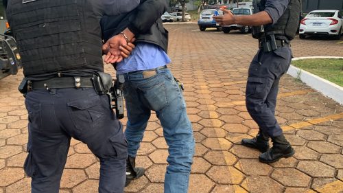 Querendo ver paciente, homem tenta entrar na UPA à força, resiste a ação da GM e precisa ser detido Imagem referente a Querendo ver paciente, homem tenta entrar na UPA à força, resiste a ação da GM e precisa ser detido