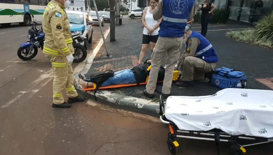 Colisão traseira deixa motociclista ferido no cruzamento das Ruas Manoel Ribas e Vitória