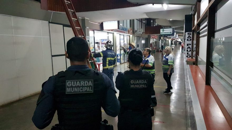 Forte cheiro de gás mobiliza Corpo de Bombeiros à rodoviária; Mangueira solta quase provoca tragédia