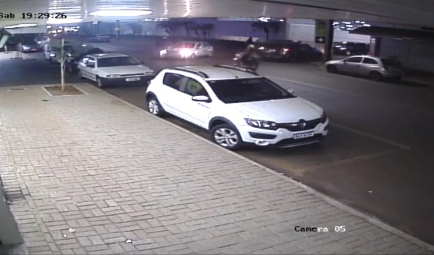 Ao sair de estacionamento de mercado, carro é atingido por moto na Avenida Papagaios