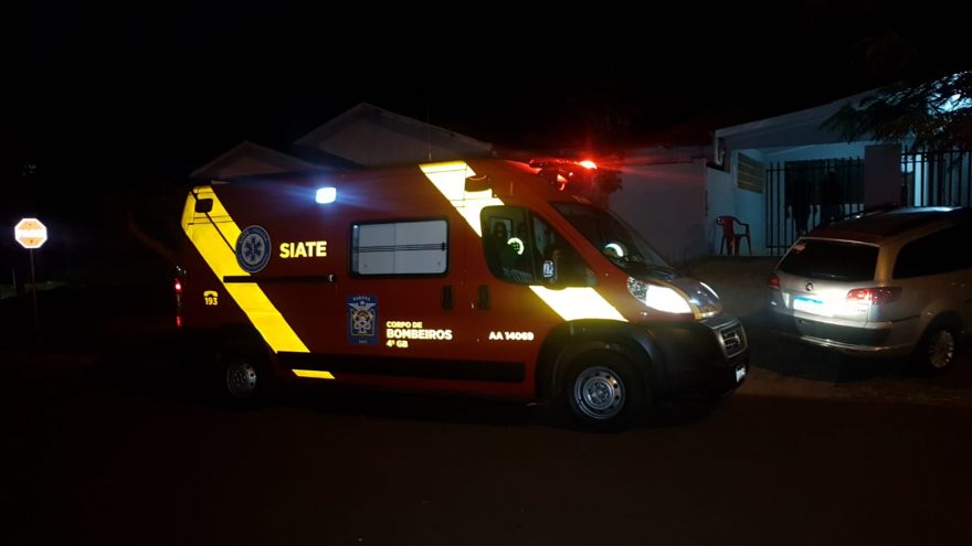 Ao trocar pneu de carro, homem tem mão esmagada pelo ‘macaco’
