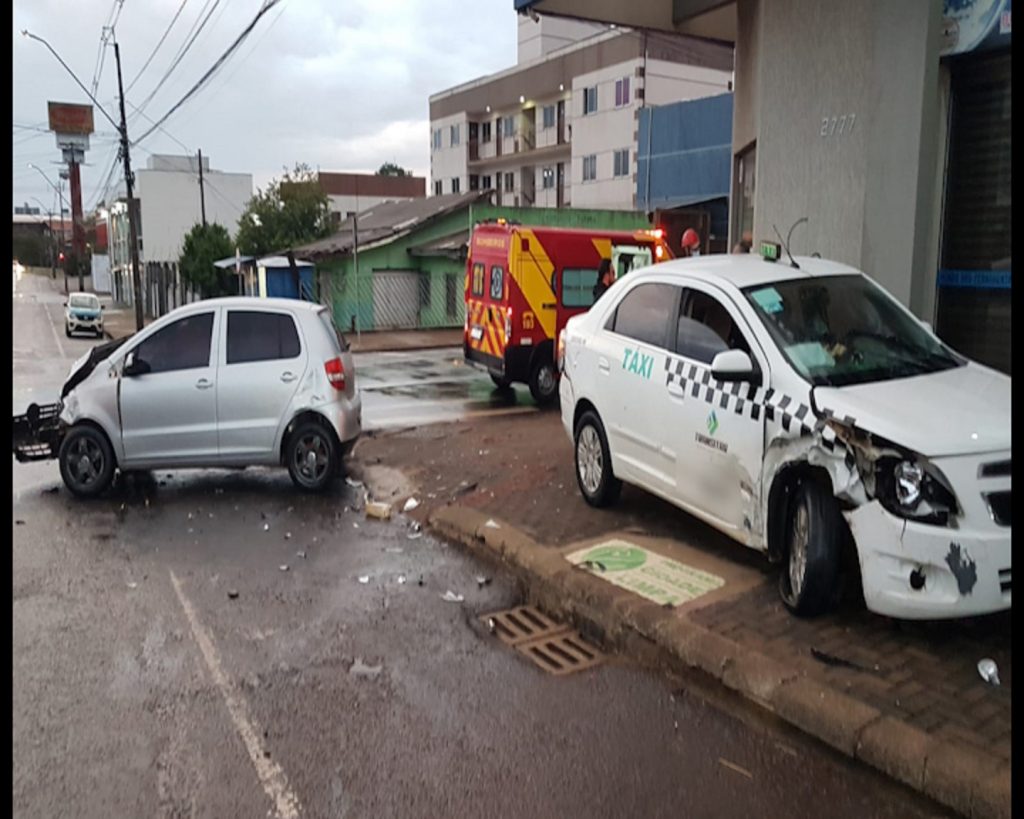 Carros se envolvem em forte colisão próximo à rodoviária
