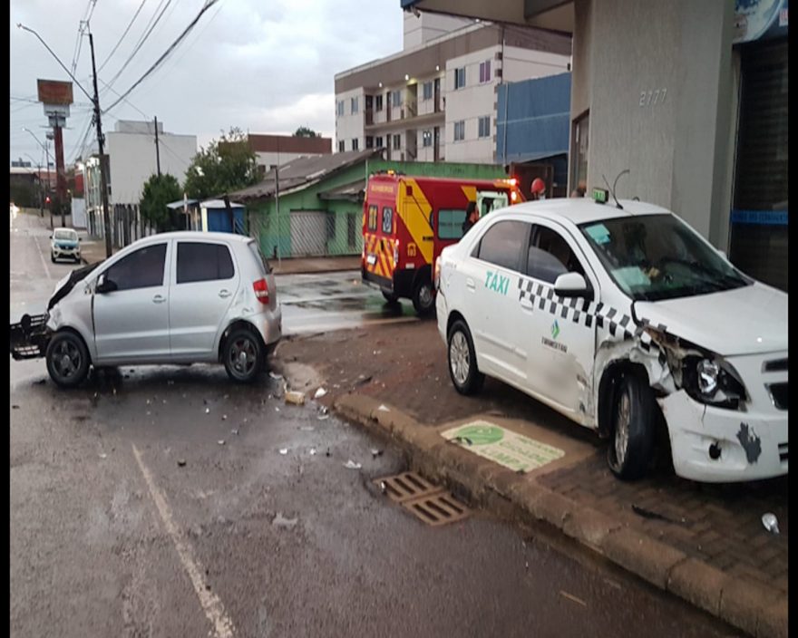 Carros se envolvem em forte colisão próximo à rodoviária