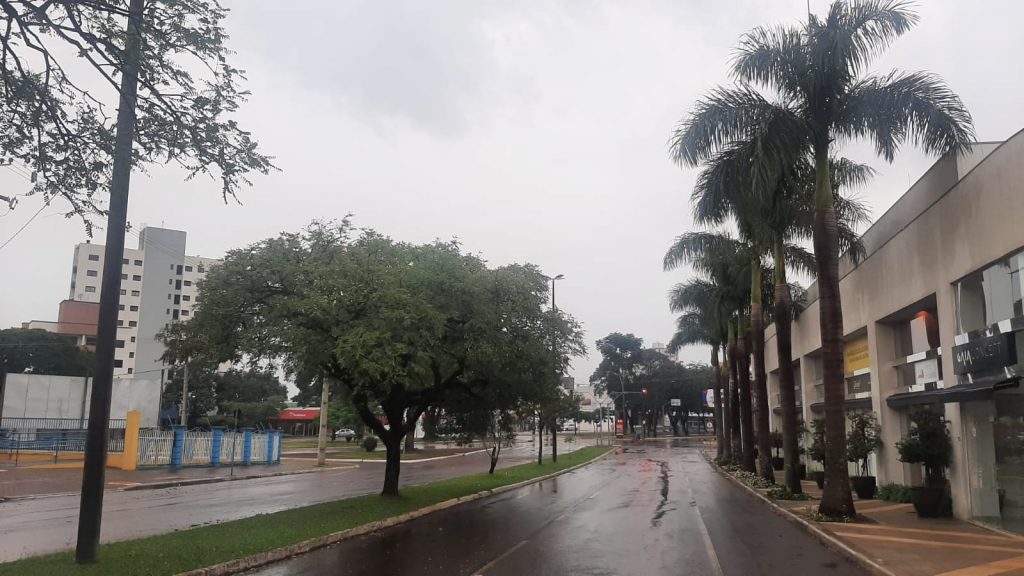Domingo do trabalhador amanhece chuvoso em Cascavel