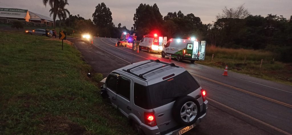 Carros colidem frontalmente na BR-277 e três ficam feridos
