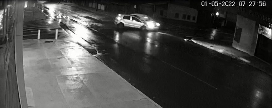 Câmera flagra forte colisão entre carros perto da rodoviária