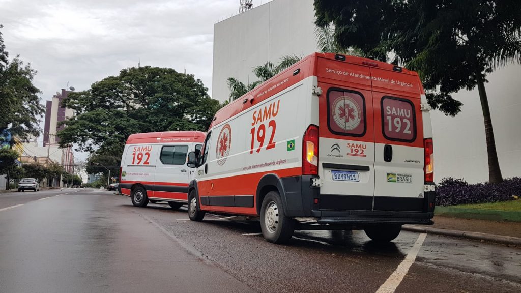 Homem desacordado é socorrido pelo Samu próximo ao Teatro