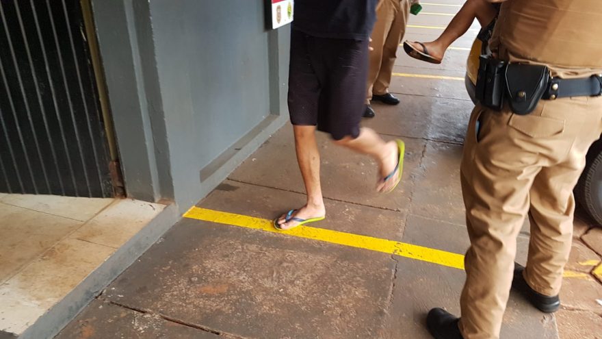 Com tablete de maconha escondido embaixo do guarda-roupa, homens são detidos suspeitos de tráfico