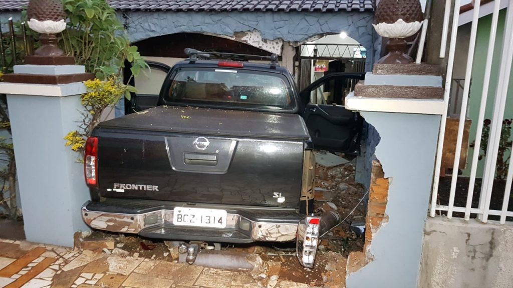 Caminhonete invade residência no Bairro Guarujá; condutor e passageiros ficam feridos Caminhonete invade residência no Bairro Guarujá; condutor e passageiros ficam feridos