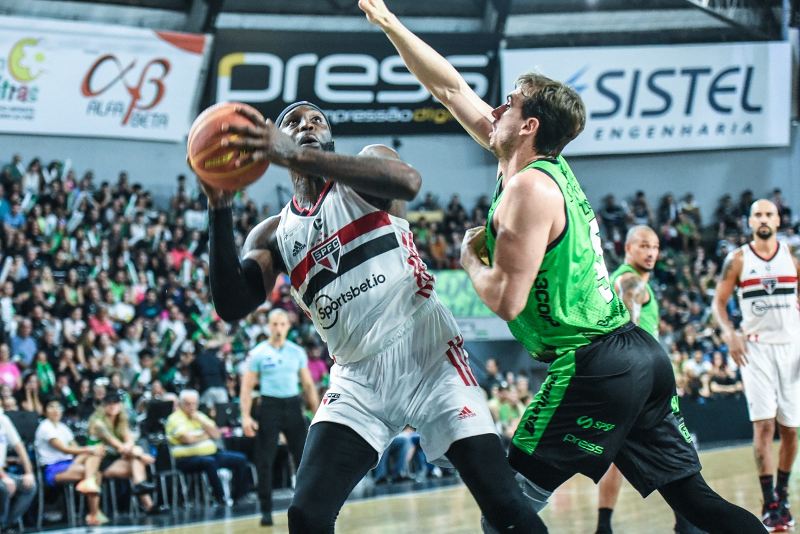 Basquete Tricolor vence o Bauru e fica perto de vaga para semifinal do NBB
