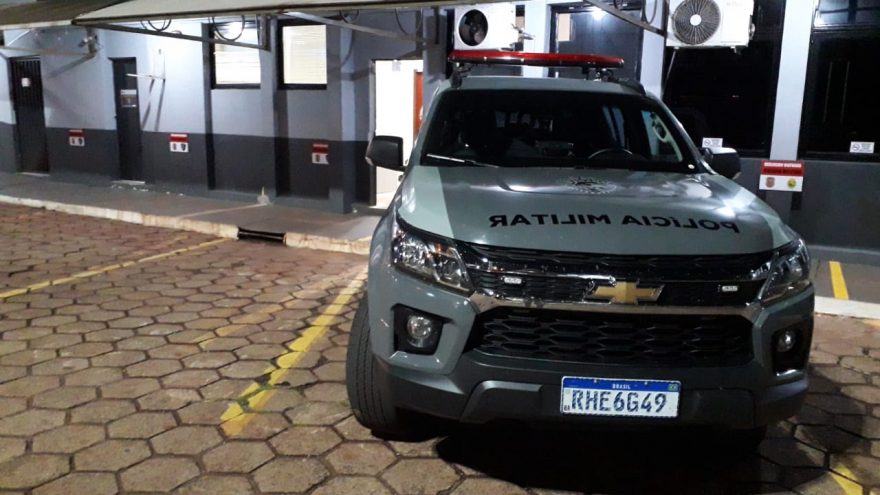Homem com mandado de prisão em aberto pelos crimes de furto e desacato é localizado pela equipe da PM