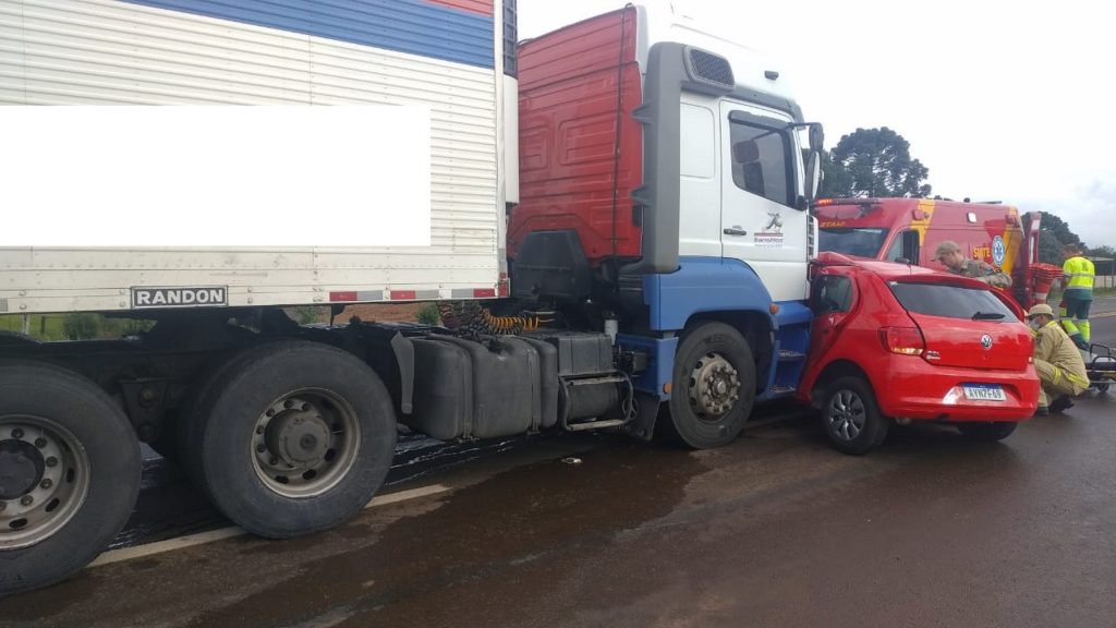 Batida entre dois caminhões e automóvel resulta em morte em Laranjeiras do Sul Batida entre dois caminhões e automóvel resulta em morte em Laranjeiras do Sul