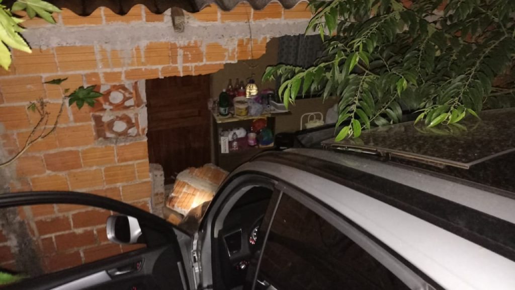 Carro invade residência no Bairro Siena, em Cascavel Carro invade residência no Bairro Siena, em Cascavel