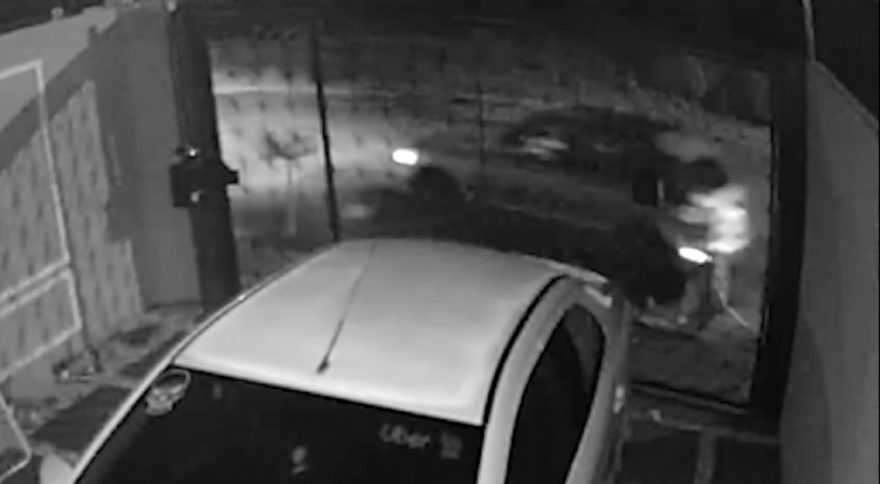 Imagens flagram carro atingindo lixeiras antes de invadir casa no Siena
