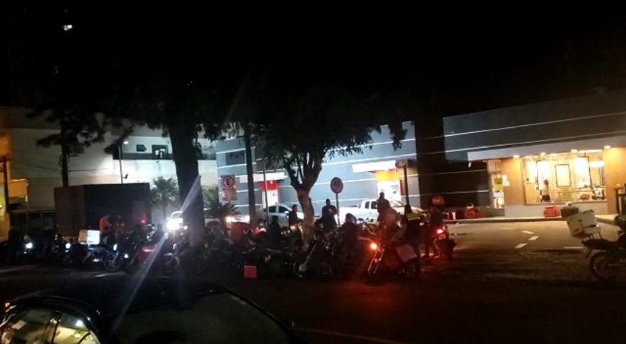 Motoboys realizam “buzinaço” em frente empresa por conta de demora em retirada de pedidos