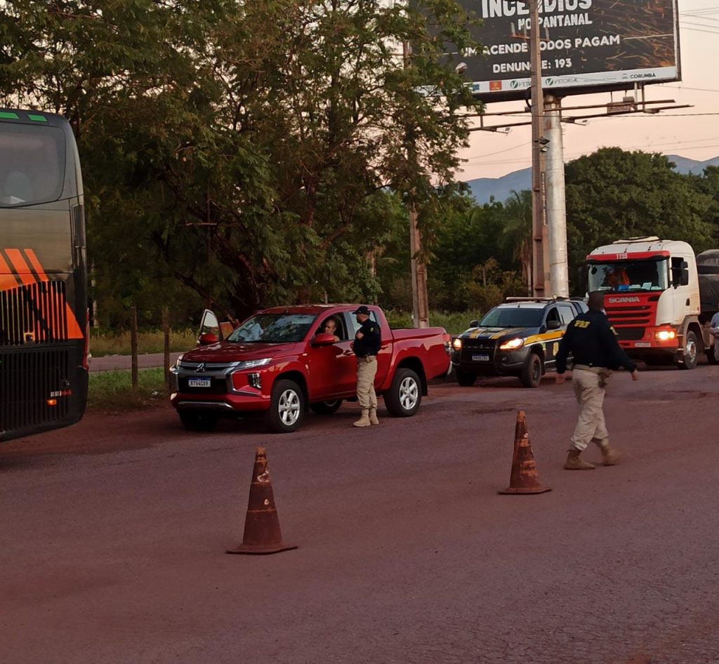 Policiais civis e rodoviários recuperam veículo que seria vendido na Bolívia e prendem duas pessoas