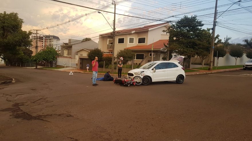 Duas pessoas ficam feridas após colisão entre carro e moto no Country