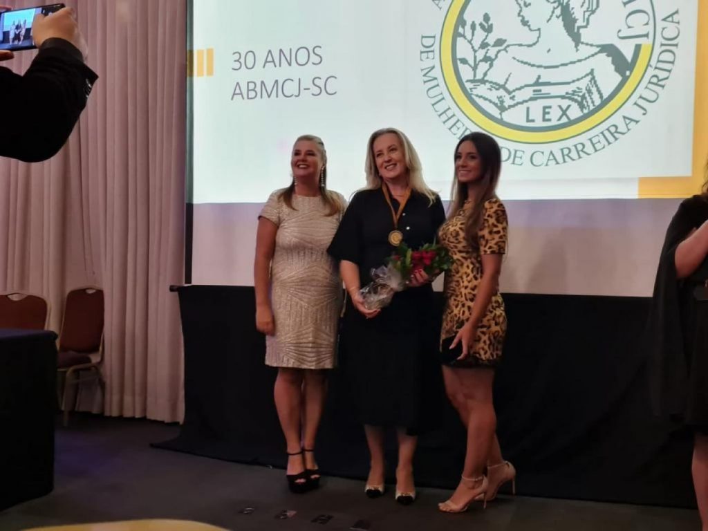 Coordenadora das Delegacias da Mulher em SC recebe homenagem por atuação jurídica