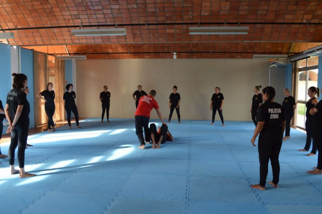 Policiais civis recebem cursos de defesa pessoal na Acadepol