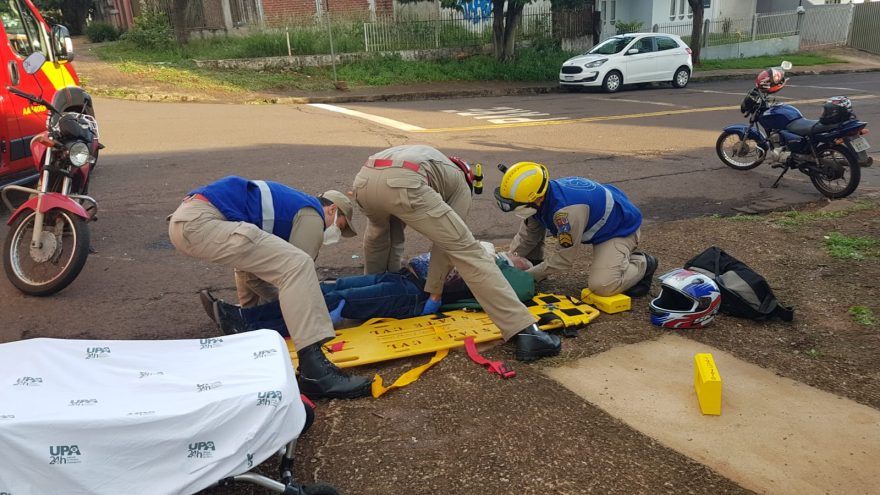 Meriva e moto se envolvem em colisão na Rua Visconde de Guarapuava