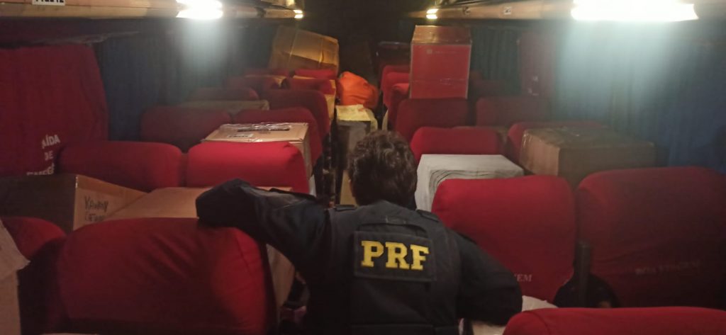 PRF e canil do BOPE apreendem diversas mercadorias sem Nota Fiscal transportadas em ônibus clandestino