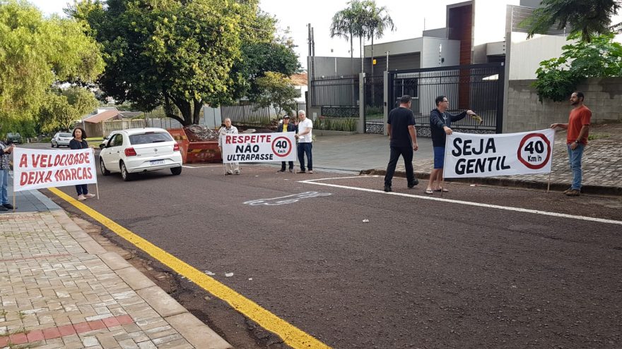 Cansados de esperar medida da Prefeitura, moradores fazem campanha para redução de velocidade em binário