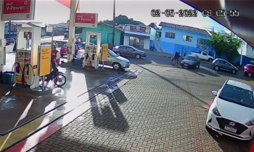 Vídeo mostra colisão entre carro e moto na Rua Ipanema, no Periolo