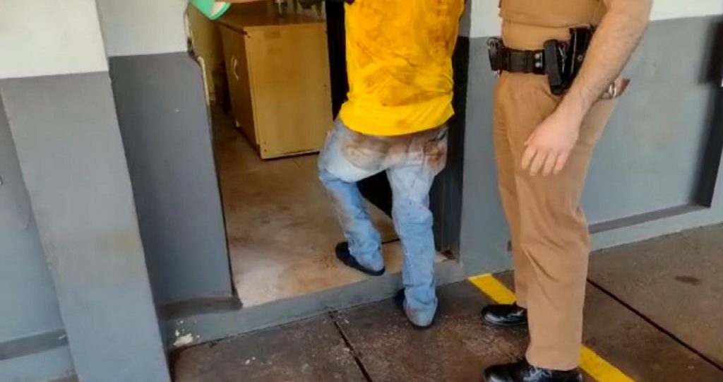 Ao tentar esfaquear colegas de trabalho, homem é detido pela PM em empresa no Bairro Canadá Ao tentar esfaquear colegas de trabalho, homem é detido pela PM em empresa no Bairro Canadá