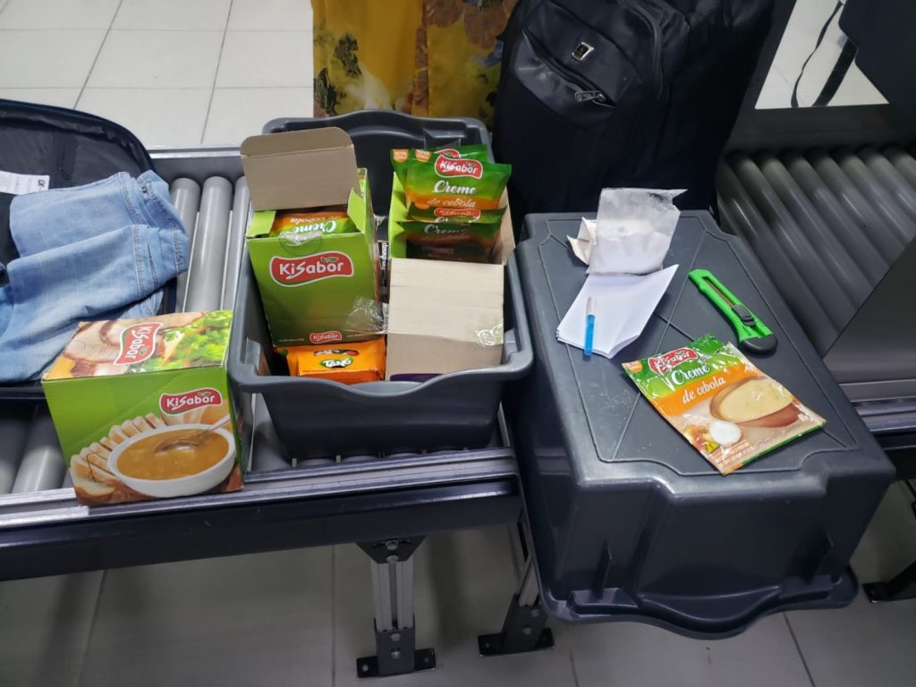 PF prende em flagrante mulher que tentou embarcar com cocaína no Aeroporto Afonso Pena, no Paraná