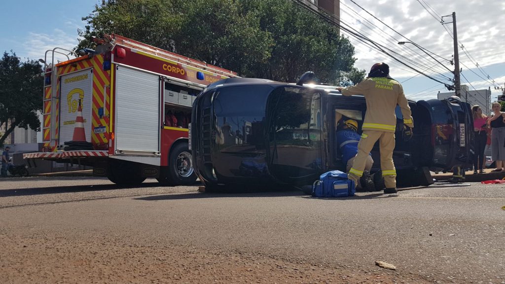 Jeep tomba após colisão com Gol na Região Central de Cascavel