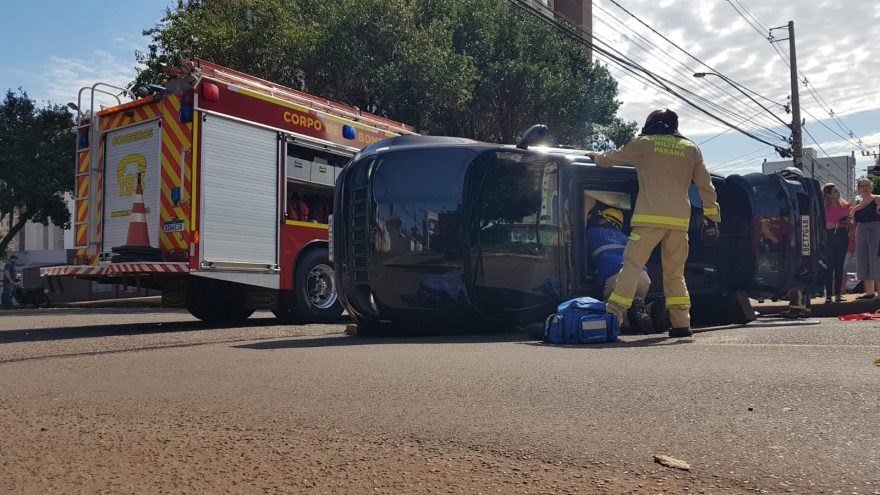 Jeep tomba após colisão com Gol na Região Central de Cascavel